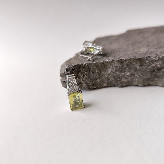 Срібні сережки із зеленим кварцом, фіанітами