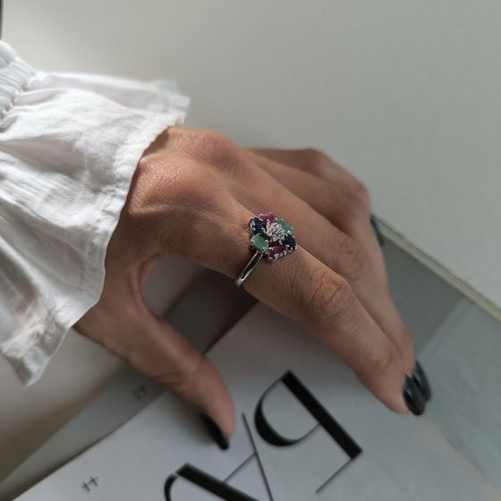 Срібна каблучка із сапфіром, рубіном, смарагдом