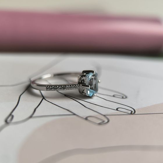 Срібна каблучка з топазом 1.402ct, фіанітами