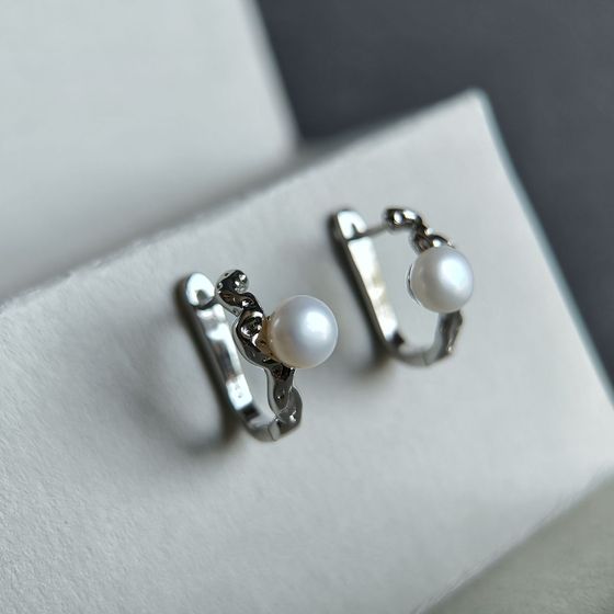 Silver earrings with pearls