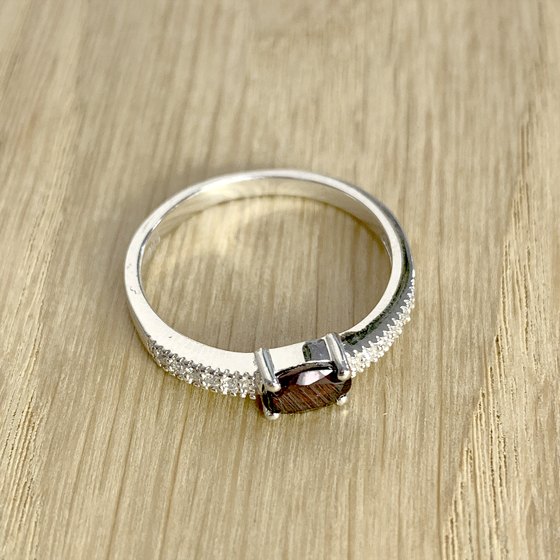 Silver ring with a 0.66-carat garnet
