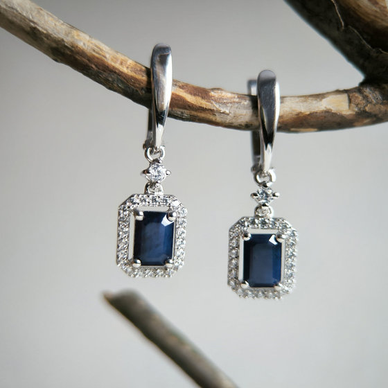 Срібні сережки з сапфіром 3.628ct, фіанітами