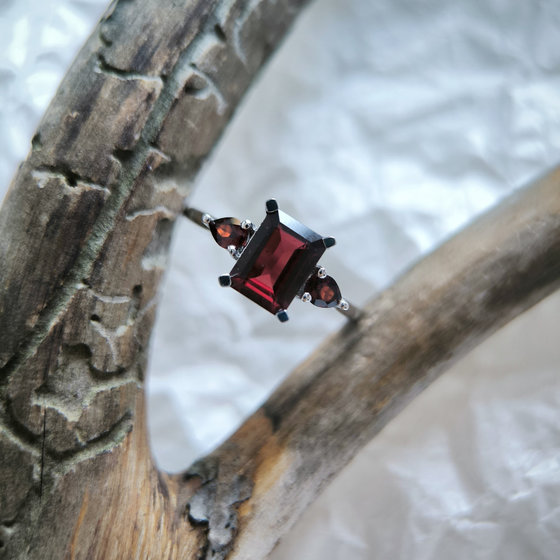 Срібне кільце з гранатом 2,425 карата