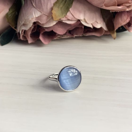 Silver ring with a cat's eye