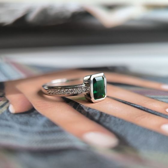 Silver ring with emerald nano