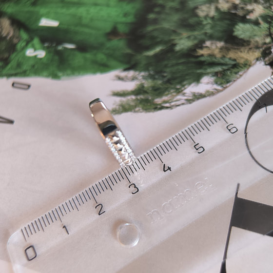 Срібна каблучка з фіанітами 0.3ct