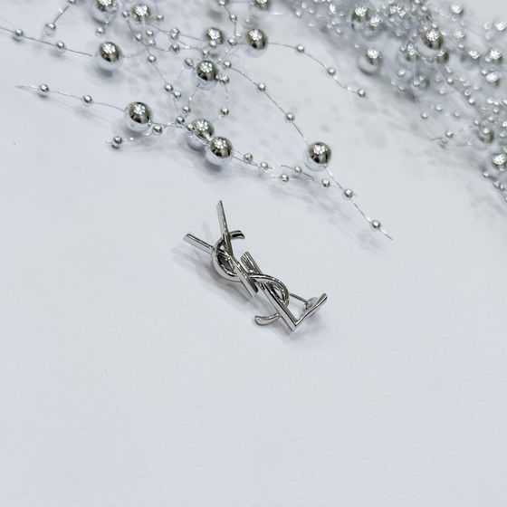 Серебряная брошка без камней