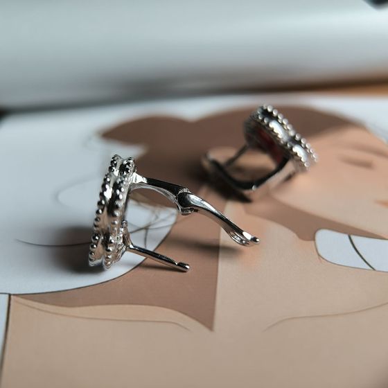 Silver earrings with agate