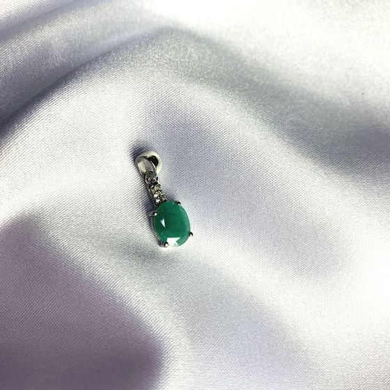 Silver pendant with a 2.616-carat emerald