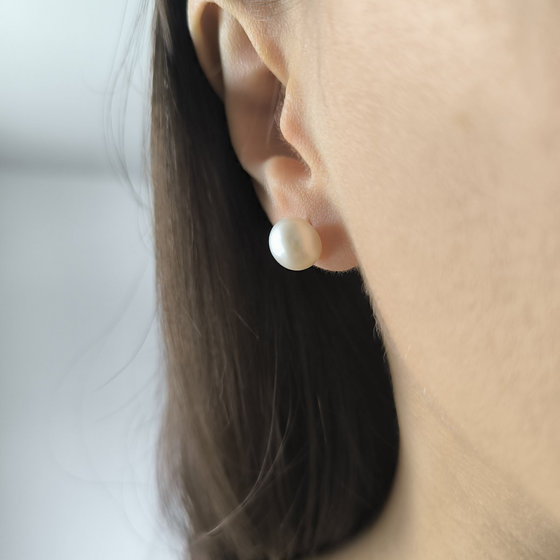 Silver earrings with pearls