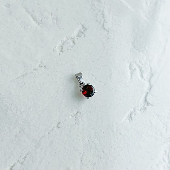 Срібна підвіска з гранатом 0,625 карата