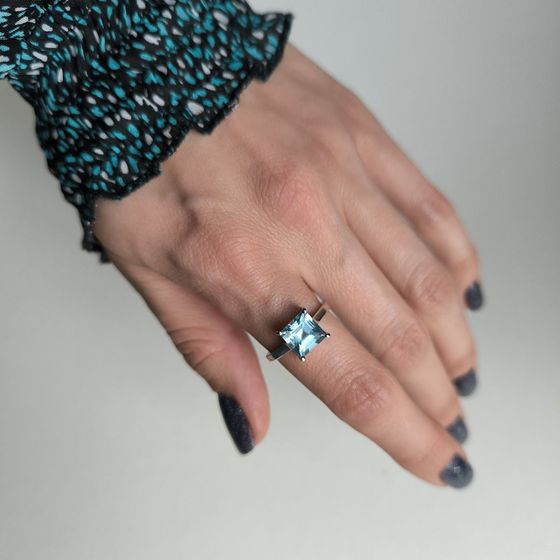 Серебряное кольцо с топазом 2.983ct