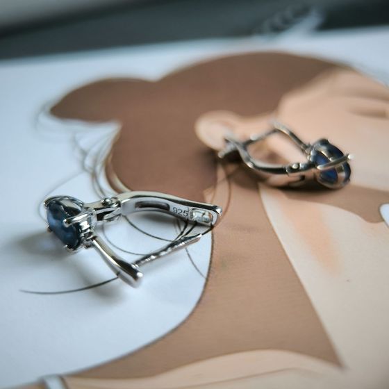 Срібні сережки з сапфіром 2.08ct, фіанітами