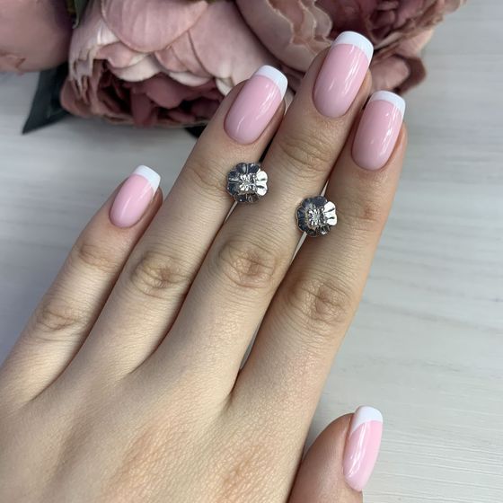 Серебряные серьги с бриллиантом