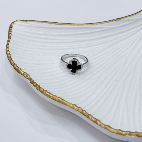 Срібна каблучка з оніксом, фіанітами