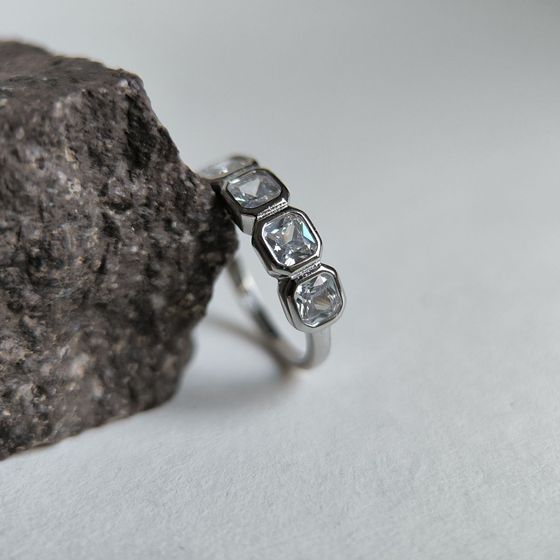 Срібна каблучка з фіанітами