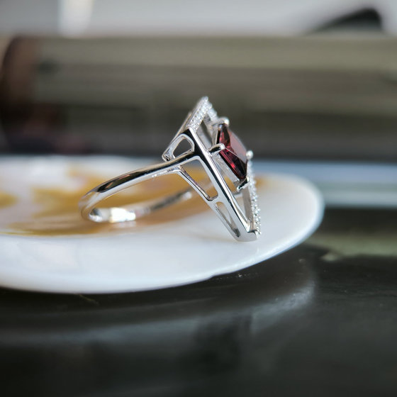 Срібна каблучка з гранатом 1.555ct