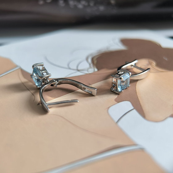 Срібні сережки з топазом 1,755 карата