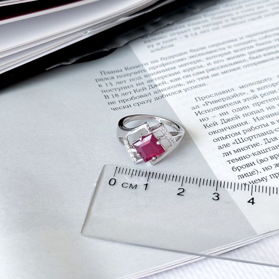 Срібна каблучка з рубіном 2.633ct, фіанітами