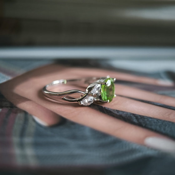 Silver ring with a 1.573-carat chrysolite and cubic zirconia