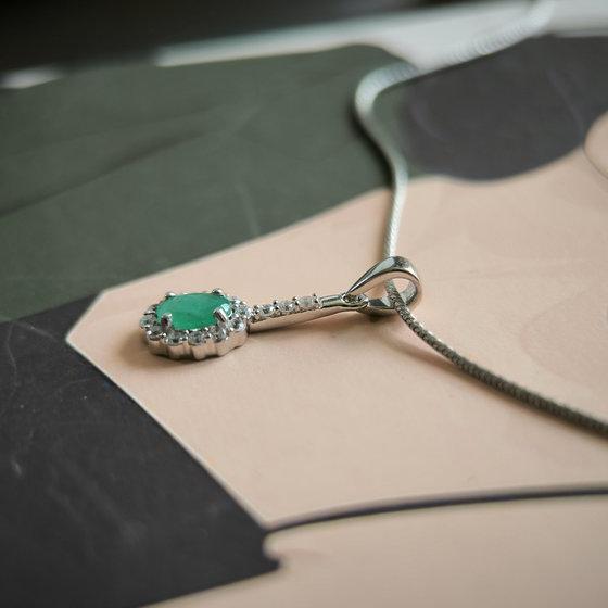 Серебряная подвеска с изумрудом 0.833ct, фианитами