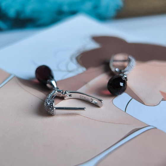 Silver earrings with garnet 11.003ct