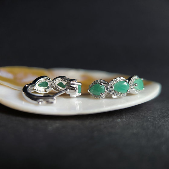 Silver earrings with emerald 2.864ct
