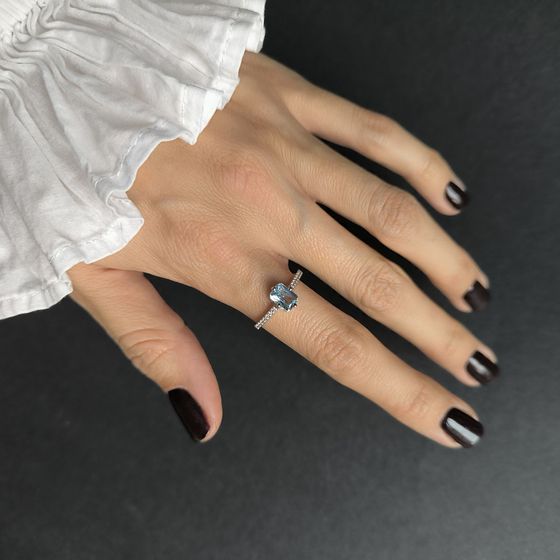 Срібна каблучка з топазом 1.402ct, фіанітами