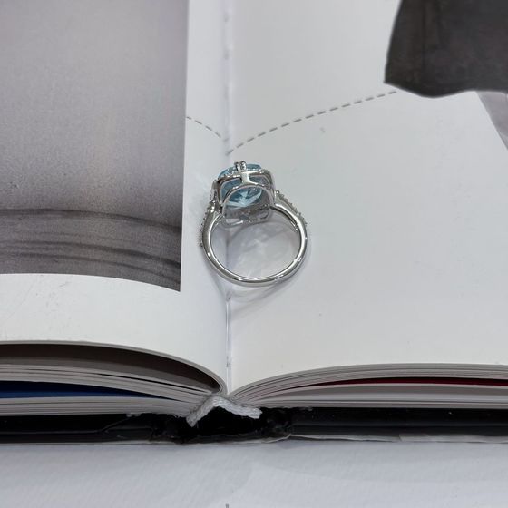 Срібна каблучка з топазом 6,507 карата та фіанітами