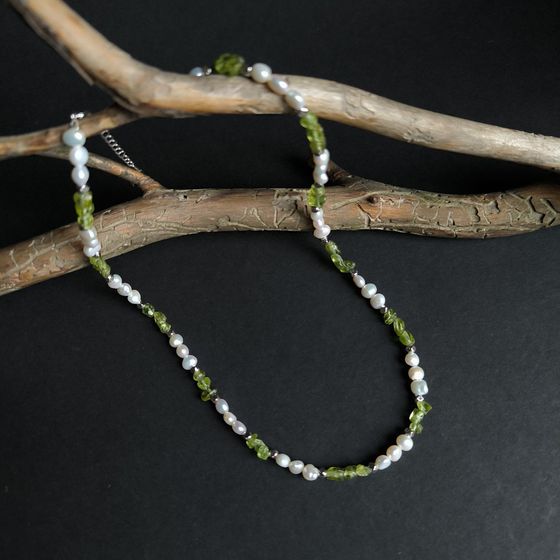 Срібне кольє з перлами бароковими, хризолітом