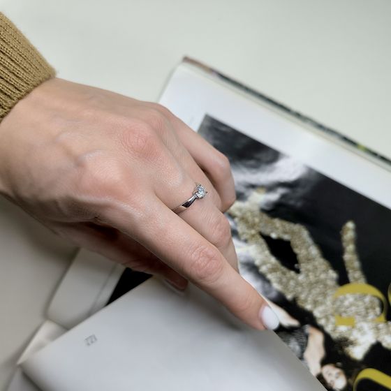 Срібна каблучка з фіанітами