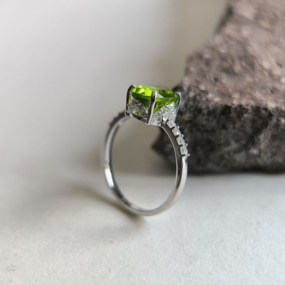 Silver ring with chrysolite