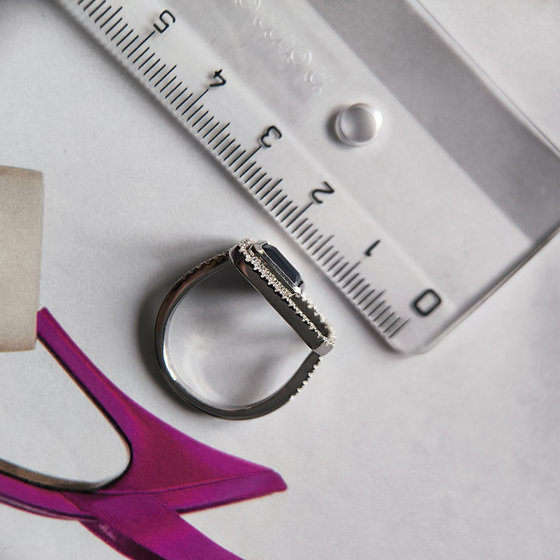 Silver ring with 1.735ct sapphire and cubic zirconia