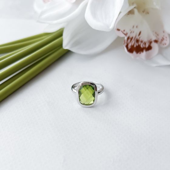 Silver ring with a 6.933-carat chrysolite