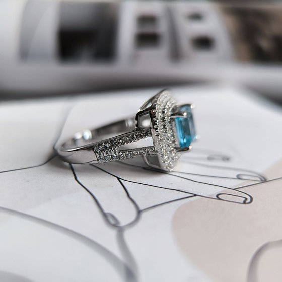 Срібна каблучка з топазом 3.289ct, фіанітами