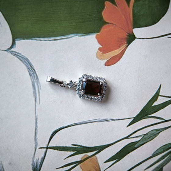 Срібна підвіска з гранатом 1.631ct