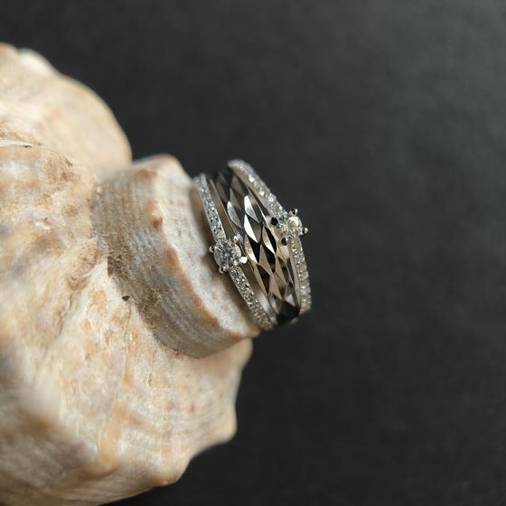 Срібна каблучка з фіанітами