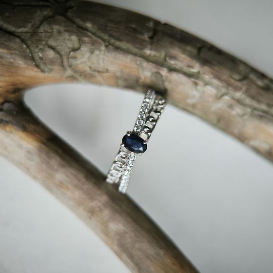 Срібна каблучка з сапфіром 0.66ct, фіанітами