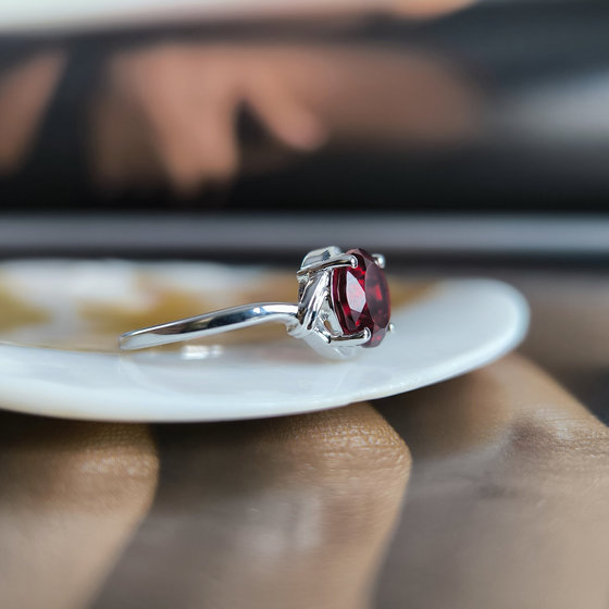 Silver ring with garnet nano