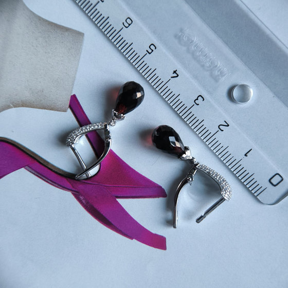 Silver earrings with garnet 11.003ct