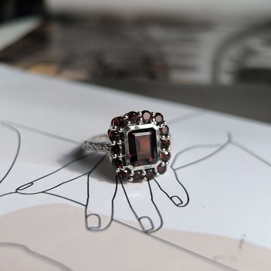 Серебряное кольцо с гранатом 5.492ct