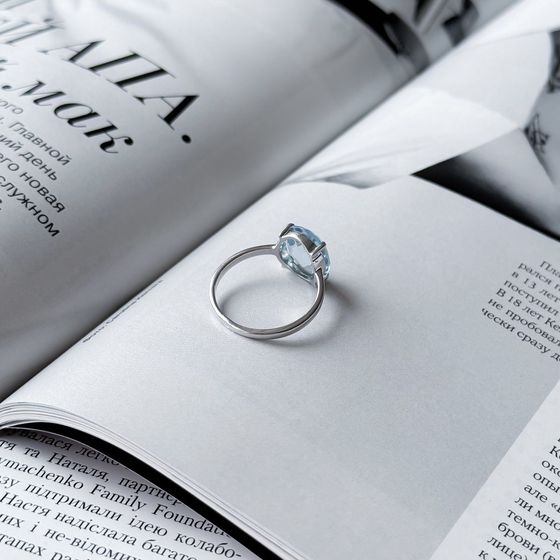 Silver ring with a 5.642-carat topaz