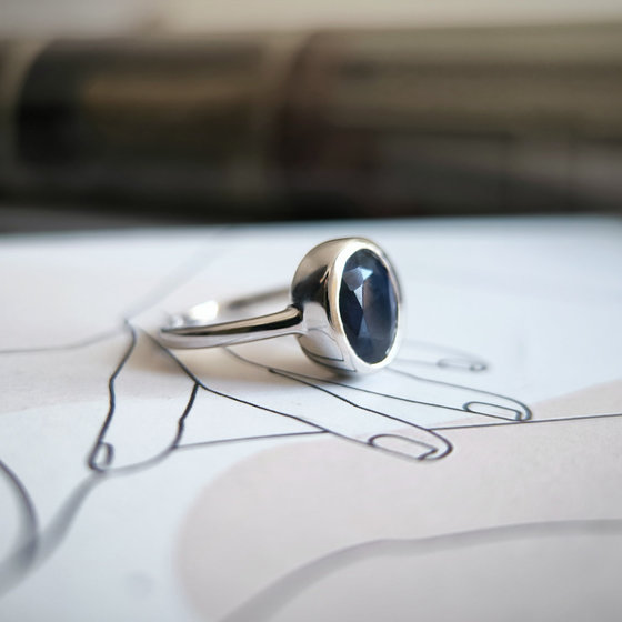 Silver ring with sapphire 2.963ct