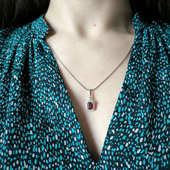 Срібна підвіска з гранатом 1.631ct