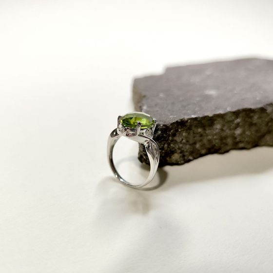 Серебряное кольцо с хризолітом 6.56ct, фианитами