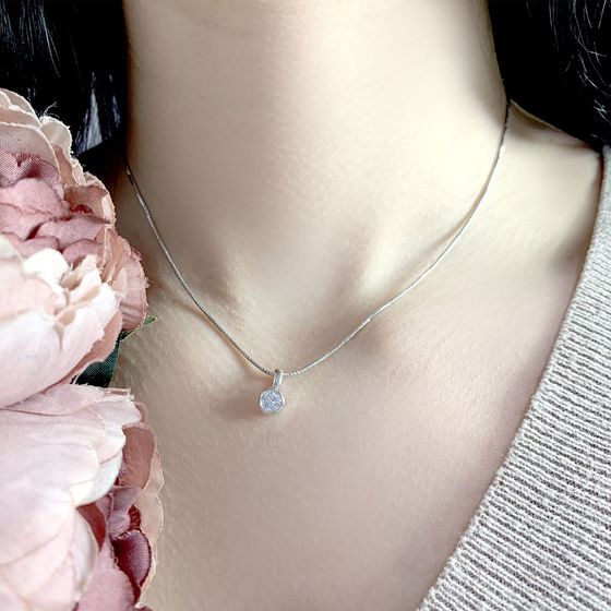 Silver pendant with phianites