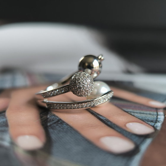 Серебряное кольцо с жемчугом, фианитами