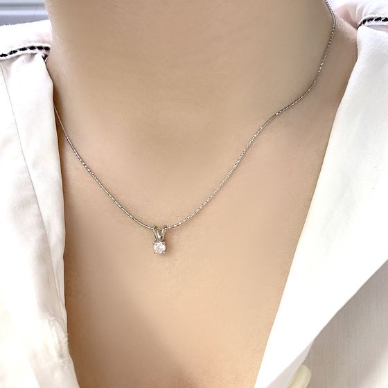 Silver pendant with phianites