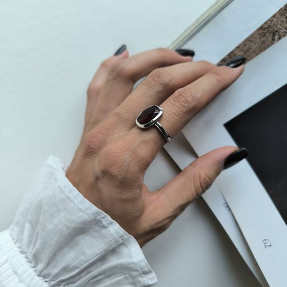 Silver ring with garnet nano