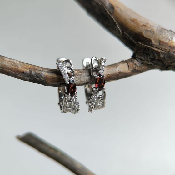 Срібні сережки з гранатом 0.913ct, фіанітами